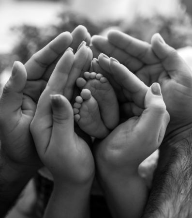 Ouders leren Shantala babymassage technieken tijdens een cursus